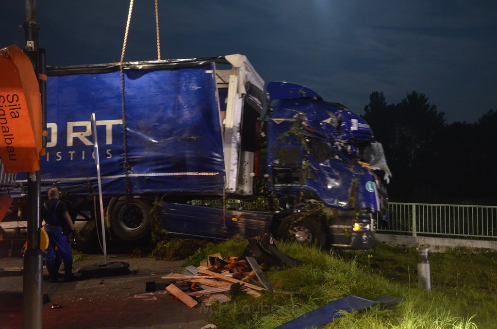 VU LKW umgestuerzt Feldkassel Industriestr Robert Boschstr P285.JPG